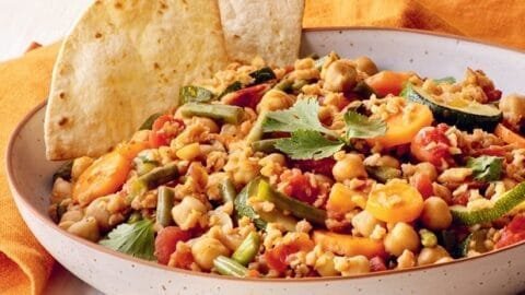 Delicie-se com nosso Chili Vegetariano, uma explosão de sabores sem a necessidade de ovos. Este prato é uma festa para os sentidos, com uma mistura incrível de feijão preto, milho, pimentão vermelho