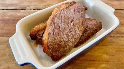 Delicosa Picanha no forno com manteiga e alho é uma receita fácil suculenta e saborosa. Receitas de carne, carne assada, forno, manteiga, alho, picanha.