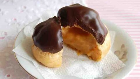 Profiteroles-com-Recheio-de-Doce-de-Leite-e-Calda-de-Caramelo