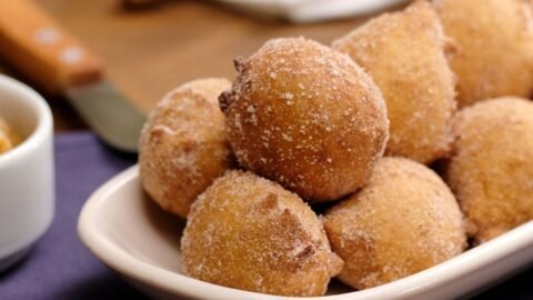 Receita Simples de Bolinho de Chuva Tradicional: Delícia Caseira!