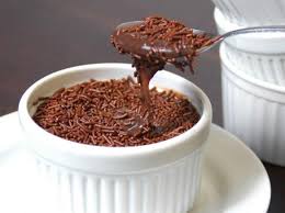 Receita de brigadeiro de colher, uma versão cremosa do tradicional doce brasileiro. Feito com leite condensado, chocolate em pó e creme de leite