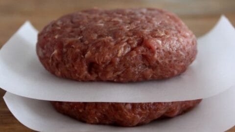 Aprenda a fazer hambúrguer artesanal em casa com carne suculenta. Receita simples e fácil para criar hambúrgueres deliciosos