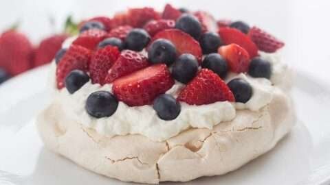 Pavlova frutos vermelhos receita