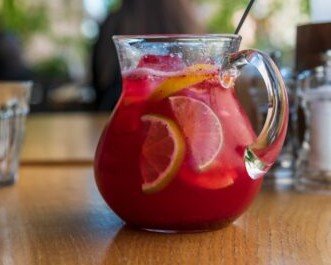 Sangria de Espumante e Frutos Vermelhos
