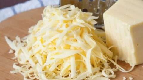 Aprenda a fazer mussarela caseira com Maizena rápida e fácil! Poucos ingredientes, você vai ter uma mussarela cremosa uma opção mais saudável e feita em casa!