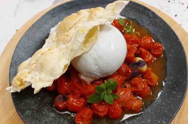 Burrata Assada no Forno com Tomate Cereja