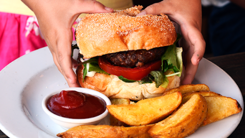 Essa receita de hambúrguer caseiro é simples