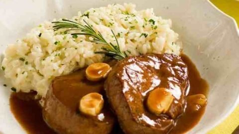 arroz a piamontese com medalhão ao molho madeira