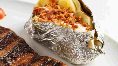 batata assada recheada embrulhada em papel alumínio