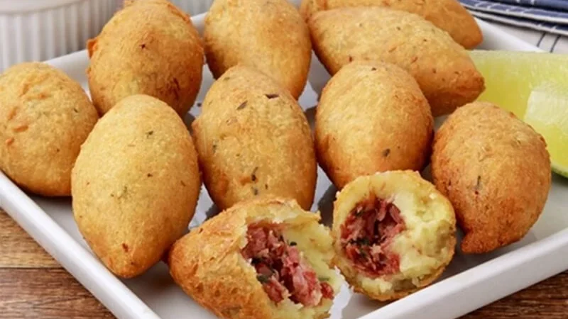 Bolinho de Mandioca com Carne Seca – Delícia Crocante 4.7 (50)