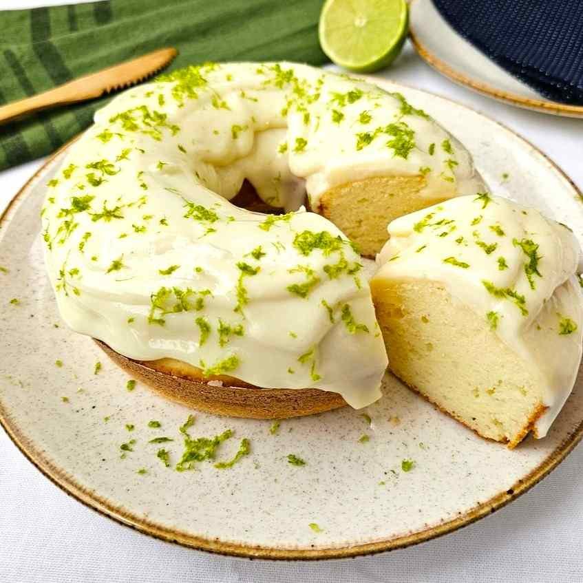 Bolo de Limão com Iogurte e Nozes