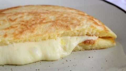 pão de queijo de frigideira recheada com queijo