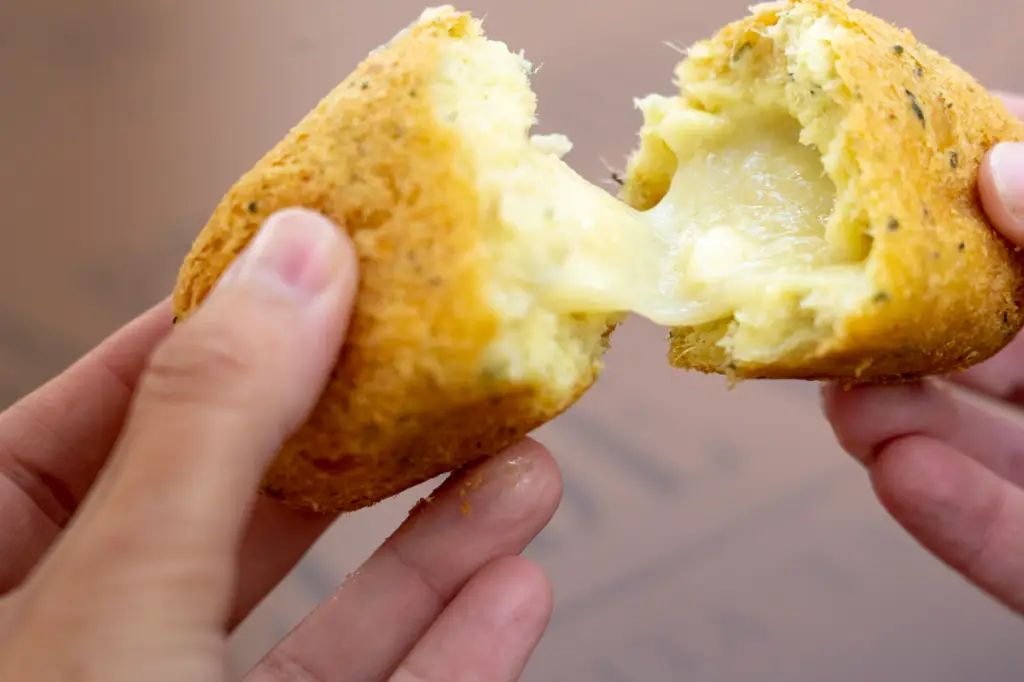 Pastel de Bacalhau com Queijo da Serra