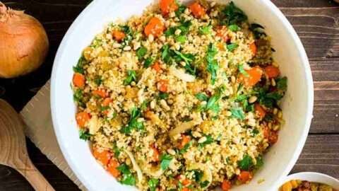 receita com quinoa e legumes salteados