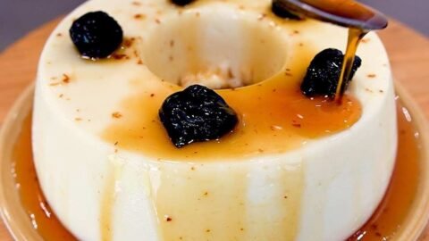 receita de manjar de côco com calda de ameixa