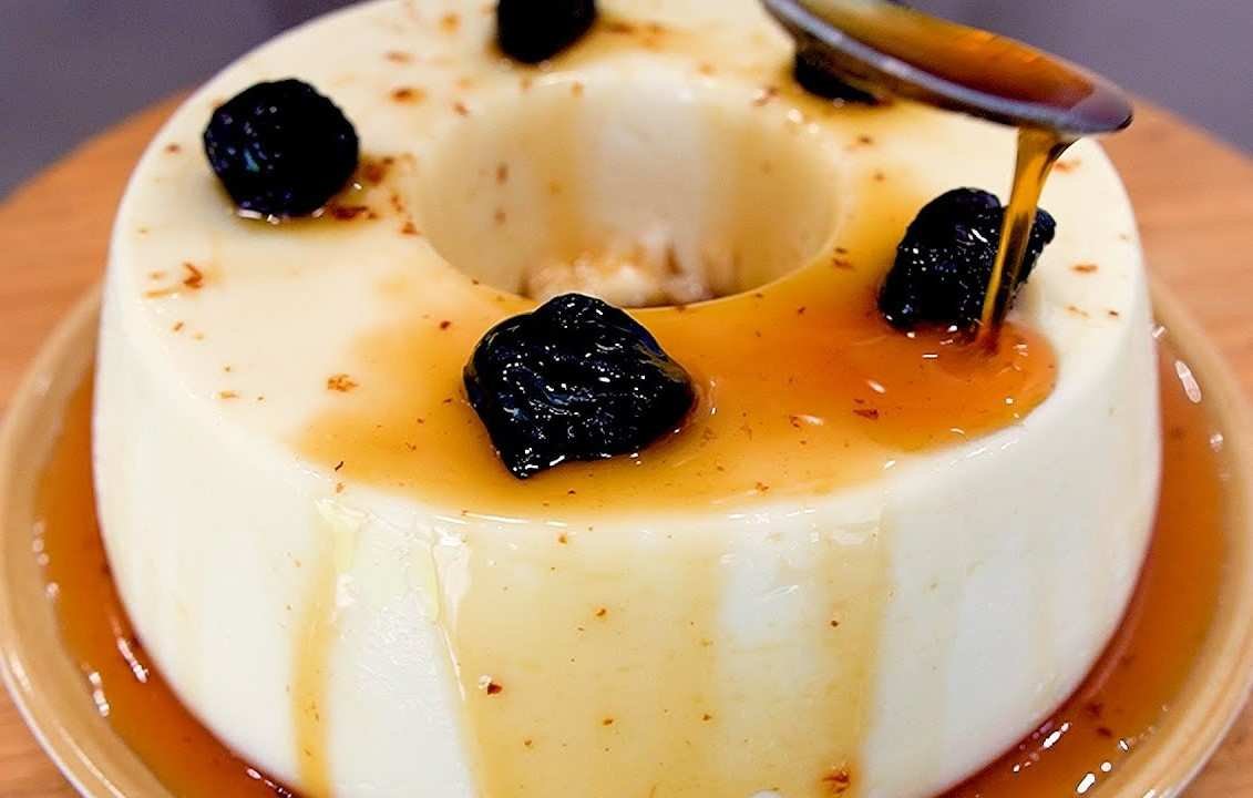 Manjar de Coco com Calda de Ameixa