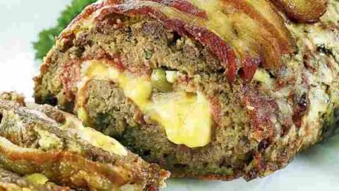 rocambole de carne moída recheado com queijo e presunto