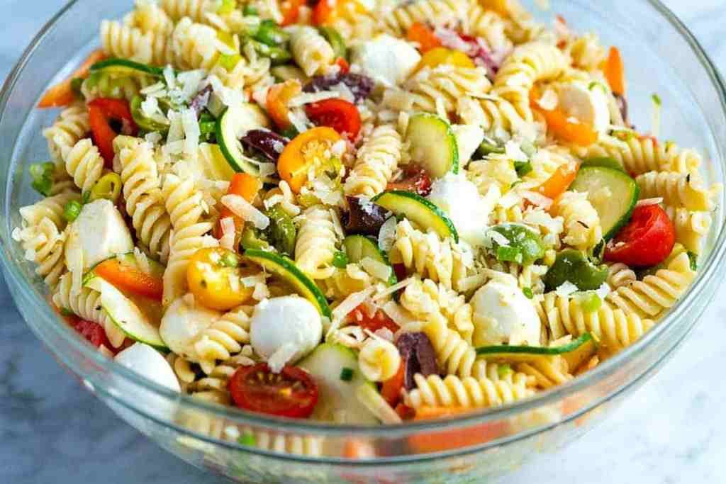 Salada de Macarrão com Frango Desfiado