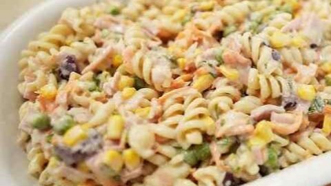salada de macarrão parafuso com frango e maionese