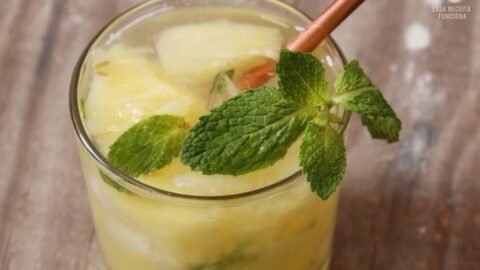 Caipirinha de vodka no abacaxi