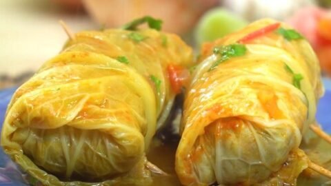 Charuto de repolho com carne moida e molho de tomate