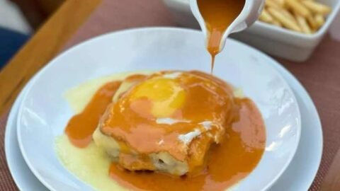 Francesinha Tradicional Portuguesa Um Sanduíche
