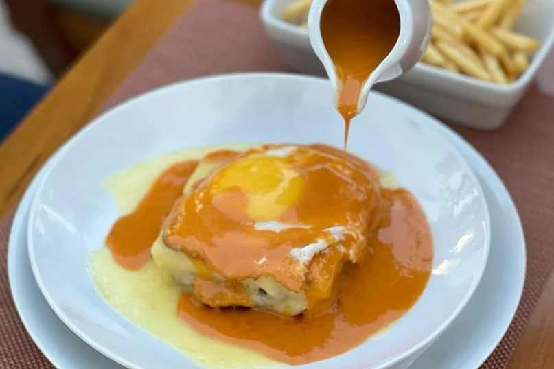 Francesinha Tradicional Portuguesa com Molho do Porto