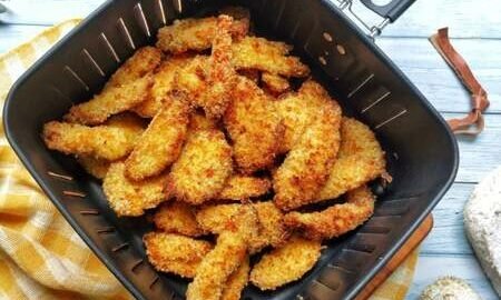 Tiras de frango empanadas na tapioca