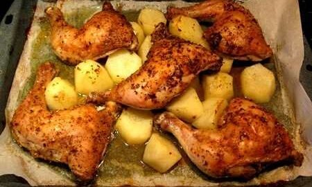 coxas de frango no forno com batatas assadas