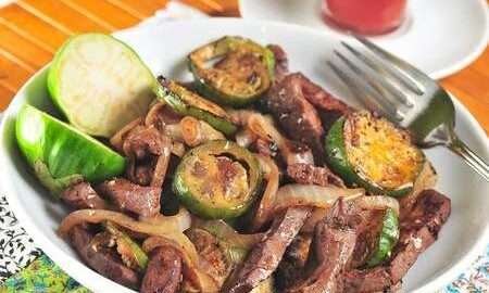 bife de fígado acebolado com jilo