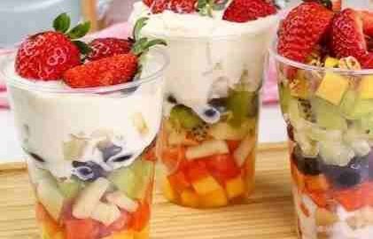 salada de frutas saudável com iogurte natural