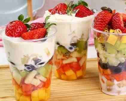 Salada de Frutas Saudável com Iogurte Natural
