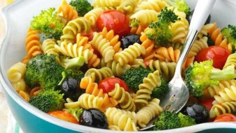 salada de macarrão parafuso vegetariana