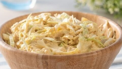 salada de repolho cremosa com frango