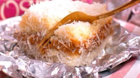 bolo de coco gelado no papel alumínio