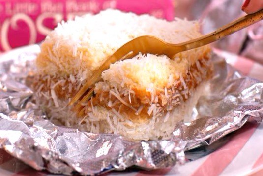Bolo de Coco Gelado no Papel Alumínio
