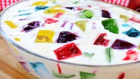 gelatina colorida na travessa