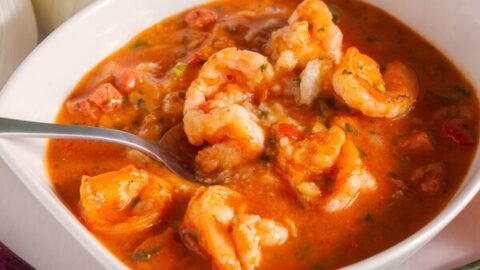 peixe ensopado com camarão e leite de coco