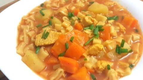 sopa de macarrão com frango e batata