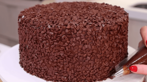 BOLO DE CHOCOLATE RECHEADO DE ANIVERSÁRIO CREMOSO E MOLHADINHO