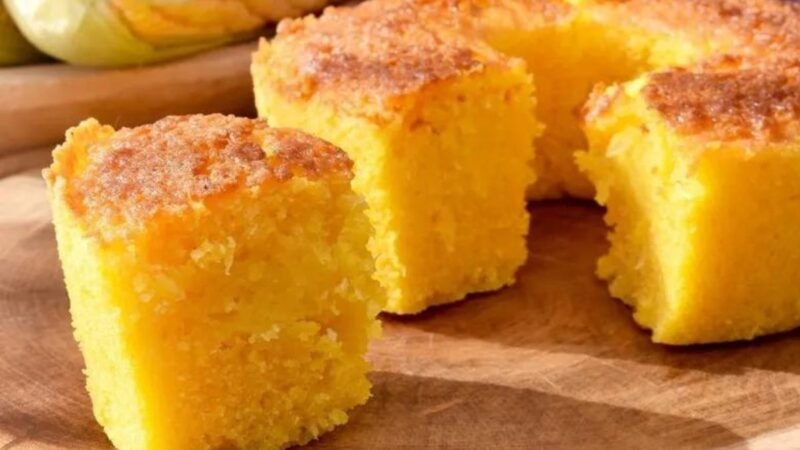 Receita de Bolo de Milho com Flocão e Coco (Fácil e Saboroso!) 4.8 (30)