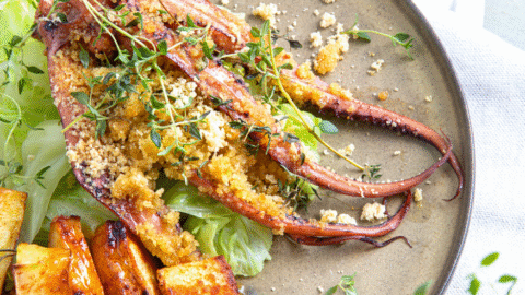 Polvo com broa crocante