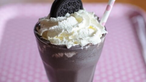 Receita Fácil de Milkshake de Chocolate com Oreo