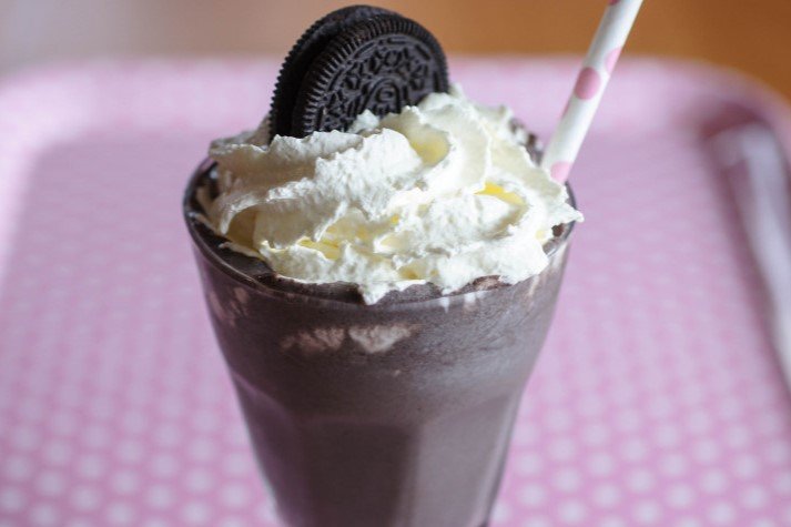 Receita Fácil de Milkshake de Chocolate com Oreo