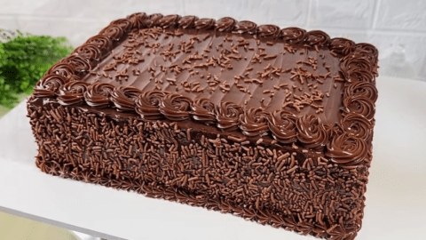 Receita de Bolo Brigadeiro Cremoso com Massa Fofinha para 20 Pessoas