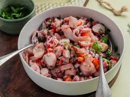 Salada de vinagrete com polvo servida com legumes coloridos