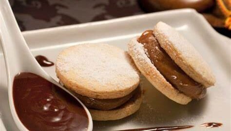 alfajores recheados com doce de leite