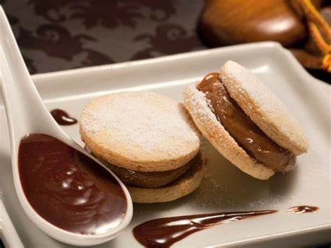 Alfajores recheados com doce de leite cobertos com açúcar de confeiteiro