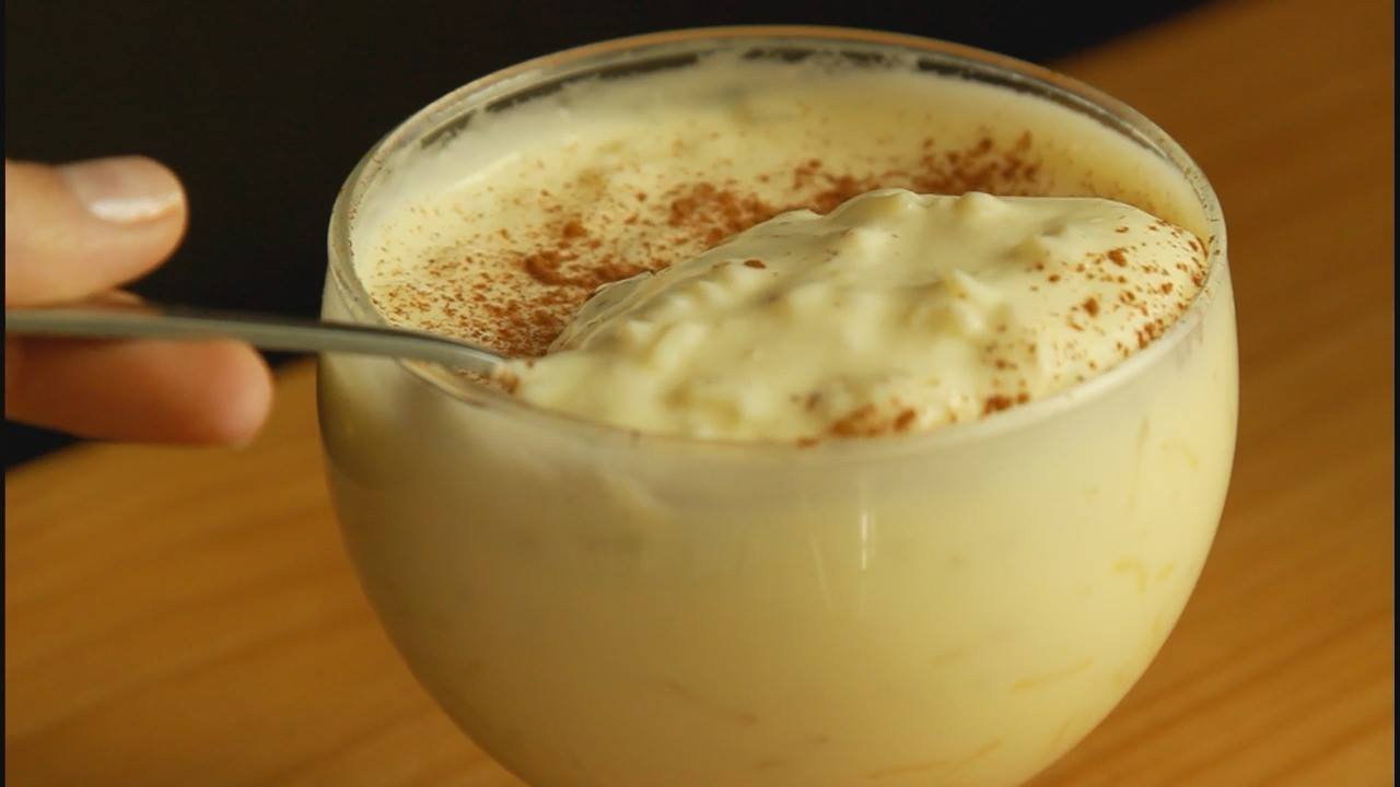 Arroz doce simples e cremoso servido em tigela com canela por cima