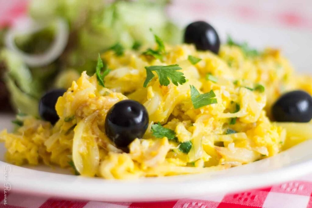 Receita de Bacalhau à Brás com Batata Palha e Ovos Mexidos